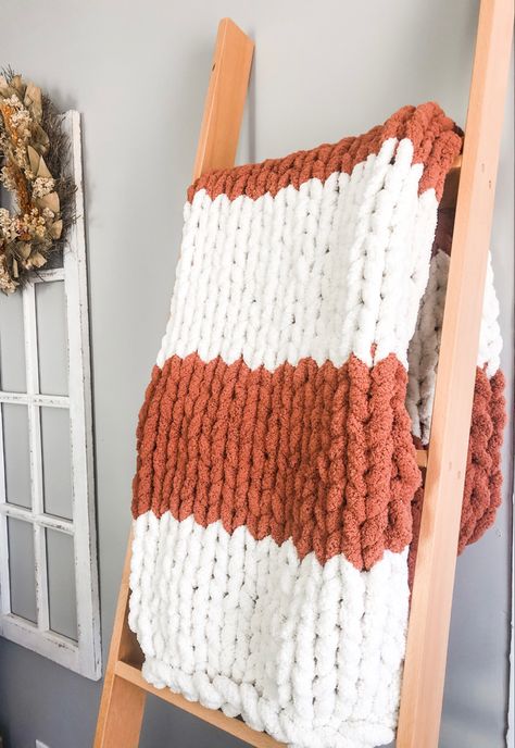 Chunky Throw Blanket, Chunky Blanket Diy, Chunky Knit Blanket Pattern, Blankets Diy, Chunky Yarn Blanket, Finger Knitting Projects, Diy Knit Blanket, Modern Crochet Blanket, Hand Knitting Diy