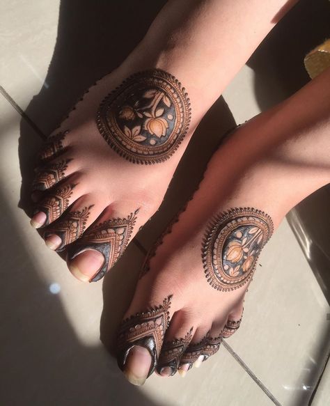 Palm Henna, Foot Henna, Unique Mehndi, Legs Mehndi Design, Mehndi Designs Bridal Hands, Mehndi Design Pictures, Simple Mehndi Designs Fingers, Full Mehndi Designs, Engagement Mehndi Designs