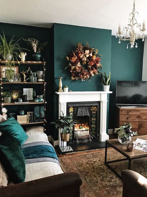 How do you feel about the dark features in this traditional home? Green Walls Living Room, Dark Green Living Room, Furnitur Ruang Keluarga, Green Accent Walls, Dark Living Rooms, Cosy Living Room, Living Room Green, Blue Living Room, Living Room Accents