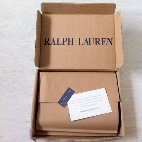 Ecommerce Packaging, Clothing Packaging, Fashion Packaging, Packaging Ideas Business, Eco Packaging, Phoebe Buffay, Chandler Bing, Box Packaging Design, Unboxing Experience