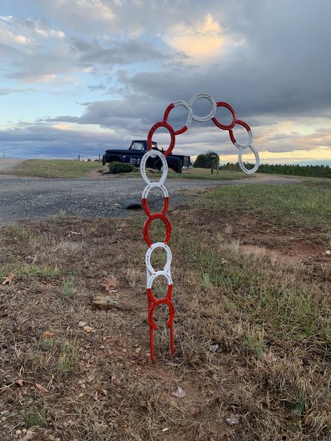 Christmas Welding Projects, Welded Christmas Decor, Welded Christmas Ornaments, Christmas Decorated Horseshoes, Horse Shoe Christmas, Welding Projects To Sell, Horseshoe Art Christmas Charaters, Horseshoe Welding, Horseshoe Christmas Tree