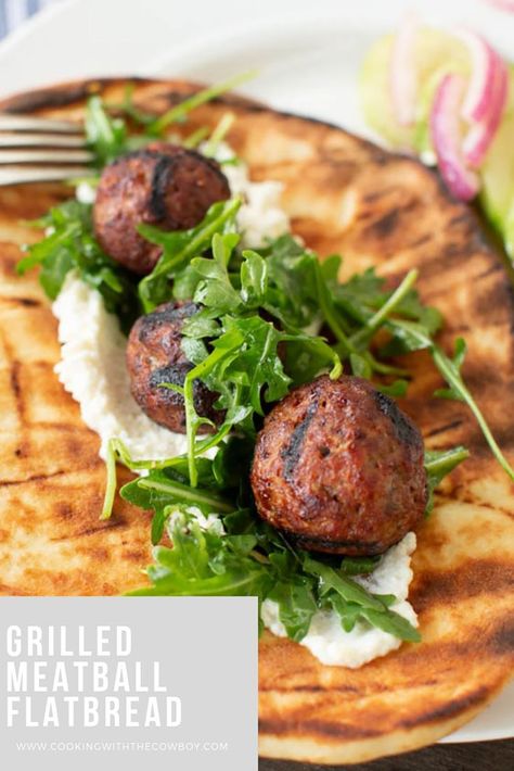 Lemon Arugula Salad, Grilled Meatballs, Ground Beef Meatballs, Recipes With Naan Bread, Flatbread Recipe, Beef Salad, Beef Meatballs, Flatbread Recipes, Arugula Salad