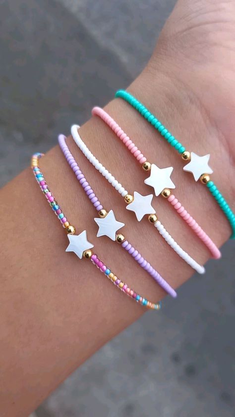 Pulseras Coquette, Ideas Para Pulseras, Ideas Para Hacer Pulseras, Handmade Jewelry Diy Bracelets, Preppy Bracelets, Rubber Band Bracelet, Simple Accessories, Bead Charms Diy, Moms Bracelet