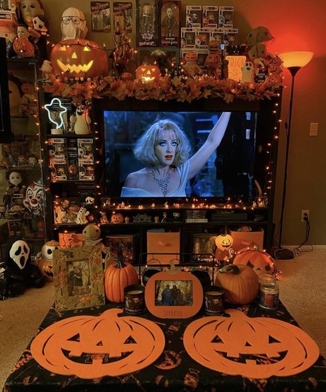 Old Halloween Decorations, 00s Halloween Aesthetic, Summer Halloween Aesthetic, 80s Halloween Decor, 90s Halloween Party Aesthetic, 90s Halloween Decor, Halloween 2000s Aesthetic, 2000s Halloween Decorations, Fall 2000s Aesthetic