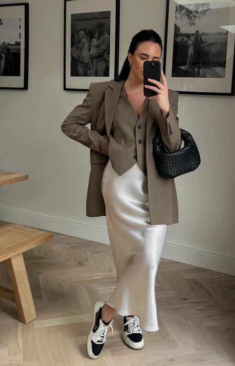 Midi Skirt Blouse Outfit, Uni Fall Outfits, Outfit Ideas Pear Shape, Trendy Autumn Outfits 2024, Summer Office Outfits 2024, Long Skirt Outfits For Fall, Art Museum Aesthetic Outfit, Office Winter Outfits Women, Formal Skirt Outfit