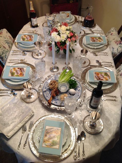 Passover table Passover Tablescapes, Shabbat Dinner Table, Hanukkah Table Setting, Passover Images, Passover Menu, Passover Ideas, Passover Table Setting, Passover Seder Table, Jewish Decor