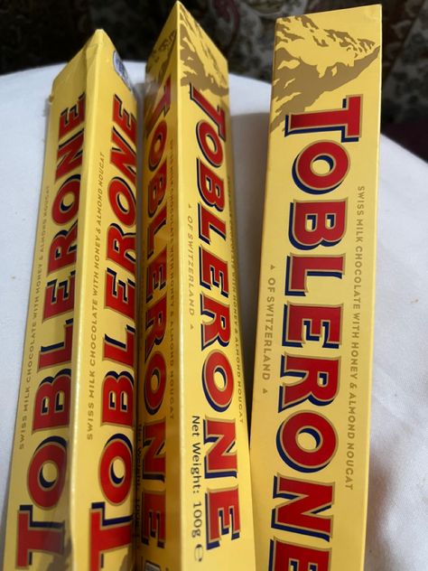 Toblerone Chocolate Aesthetic, Toblerone Aesthetic, Chocolate Toblerone, London Chocolate, Toblerone Chocolate, Chocolate Covered Desserts, Aesthetic Valentines, Chocolate Cake Designs, Chocolate Pack