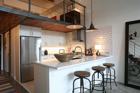 Industrial style kitchen with a simple mezzanine level above that overlooks the living area Loft Apartment Kitchen, Loft Apartment Industrial, Loft Apartment Decorating, Apartment Loft, Industrial Kitchen Design, Loft Kitchen, Industrial Style Kitchen, Loft Stil, Beautiful Kitchen Designs