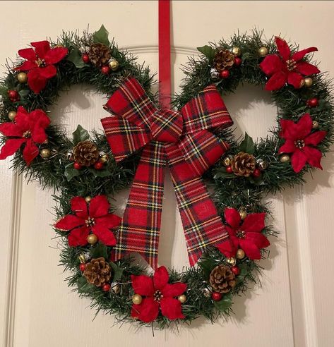 Diy Mickey Mouse Wreath Christmas, Mickey Mouse Mini Christmas Tree, Christmas Decor Ideas Mickey Mouse, Disney Christmas Ideas Decoration, Diy Christmas Disney Decorations, Mickey Mouse Door Wreath, Mickey Mouse Christmas Ideas, Diy Mickey Wreath Christmas, Disney Door Decorating Contest