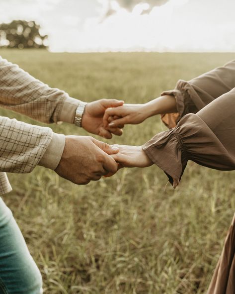 So in love with this session 🥹 give me a couple in love and a dreamy field and sky and my life is made 🙌🏼 #tampaphotographer #flphotographer #unscriptedposingapp #gpresets #authenticlovemag #dirtybootsandmessyhair #couplesphotography #sonyphotography #sonyphotographer #sonyalpha #sony Couples Field Photoshoot Outfits, Couple Poses In Field, Meadow Couple Photoshoot, Couple Poses Field, Engagement Photos In A Field, Christian Couple Photoshoot, Couples Field Photoshoot, Field Photoshoot Couples, Couple Field Photoshoot