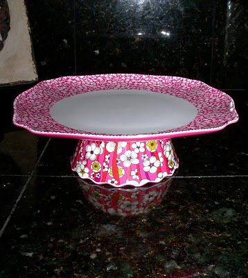 Tutorial for making fun cake stands out of a melamine plate and bowl. So easy! Cheap Cake Stands, Frog Friends, Diy Cake Stand, E6000 Glue, Cookie Stand, Snowman Snowflake, Cake And Cupcake Stand, Lemon Blossoms, Dessert Aux Fruits