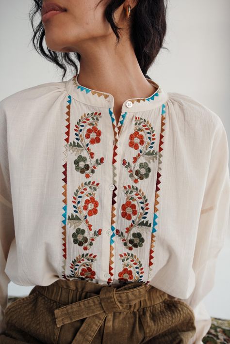 This embroidered piece freely inspired by traditional folkloric costumes is one of this season's favorites. Precious yet completely adapted to an everyday style, it corresponds to all the conditions of your wardrobe. Style tip: wear it with the Arlove khaki pants. Fabric Paint Diy, Shirt Blouses Women's, Japan Outfit, Louise Misha, Winter 23, Western Tops, Bohemian Blouses, Cream Blouse, Design Seeds