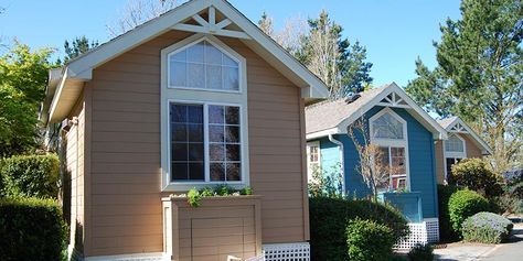 It can be a challenge finding an area to build a tiny home. Here are 4 tiny house-friendly cities that make small living achievable. Grandma Pods, Granny Pods, Granny Pod, Cottage Porch, Backyard Cottage, Tiny House Community, Micro House, Tiny House Movement, Building A Shed