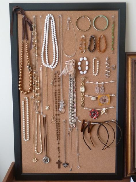 Cork Board jewelry display - agree with blogger - simplicity of cork (not fabric) means my jewelry will stand out. Also, slimmer than towel bar with curtain hooks, so it fits behind my closet door. Cork Board Jewelry Organizer, Cork Board Jewelry, Diy Cork Board, Jewerly Organizer, Jewerly Displays, Jewelry Organizer Wall, Diy Jewelry Display, Cork Diy, Diy Collier