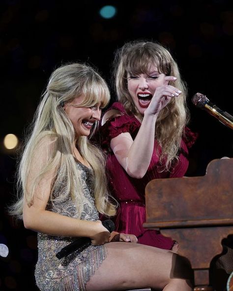 Ria & Fran on Instagram: "Sabrina Carpenter & Taylor Swift on stage singing ‘White Horse’ together 🫶🏼  📸 : @coreyfogelmanis" Taylor And Sabrina, Taylor Sabrina, Taylor Swift Cute, Mother Is Mothering, Miss Americana, Taylor Swift Wallpaper, Long Live Taylor Swift, Live Taylor, Taylor Swift Fan