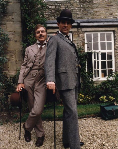 Jeremy Brett and David Burke. Publicity still from "The Naval Treaty" #IA42547 Granada Sherlock, Granada Holmes, Jeremy Brett Sherlock Holmes, David Burke, Holmes Movie, Sherlock Holmes 3, Jeremy Brett, Mrs Hudson, Dr Watson