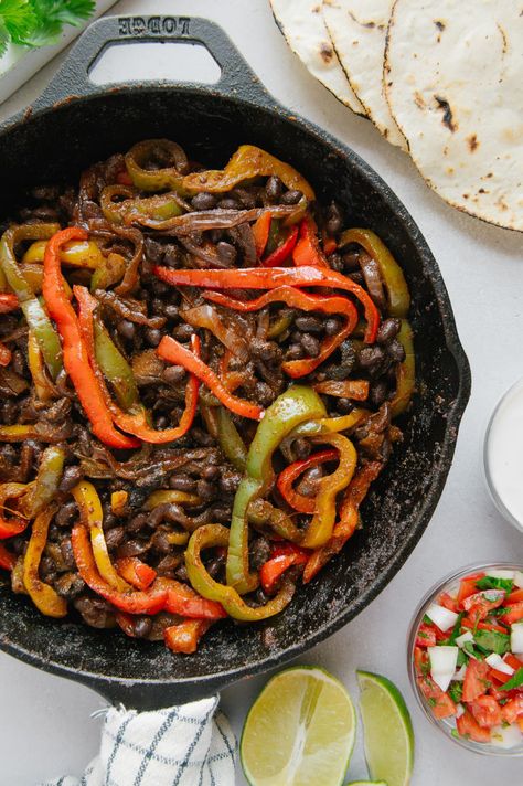 Quick Vegan Fajitas with Black Beans Fajita Veggies Recipe, Black Bean Fajitas, Vegan Fajitas, Fajita Spices, Fajita Vegetables, Homemade Fajita Seasoning, Black Bean Enchiladas, Quick Vegan, Bean Enchiladas