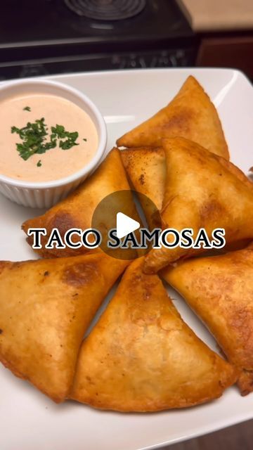 Brunch At Night Party, Fried Samosas Taco, Taco Brunch Party, Fun Taco Night Ideas, Taco Puffs Recipe, Taco Samosa Recipe, Tuesday Dinner Ideas Families, Mexican Samosa Recipe, Taco Samosa