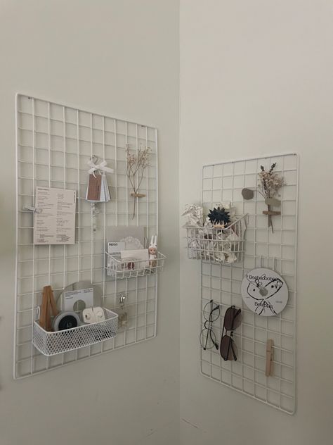 Korean Bedroom Wall Decor, Mesh Wire Wall Decor, Metal Grid Wall Decor Aesthetic, Desk Grid Wall, Grid Board Aesthetic, Wall Grid Decor Ideas, Wire Wall Grid Aesthetic, Wall Grid Ideas Bedroom, Grid Wall Ideas