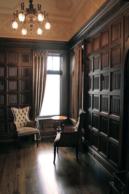 Eye For Design: Linenfold: A Classic Design Is Becoming Trendy Again Gentlemans Room, Wooden Paneling, Casa Hobbit, Wainscoting Panels, Casas Coloniales, Wood Panel Walls, Classic Interior, Home Library, Wainscoting