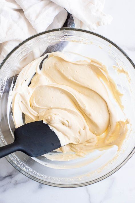 Healthy Cream Cheese Frosting with Greek Yogurt - iFoodReal.com Vegan Mascarpone, Frosting Without Butter, Healthy Cream Cheese Frosting, Greek Yogurt Frosting, Yogurt Frosting, Healthy Frosting, Healthy Cream Cheese, Cream Cheese Fruit Dip, Mascarpone Recipes