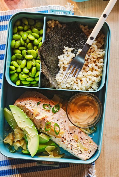 In this salmon bento box, we cook the fish directly from frozen, so you can skip defrosting. A chile-garlic mayo sauce tops the salmon for a bit of heat. Salmon Bento Lunch, Salmon Bento Box Ideas, Salmon Bento, Bento Meals, Salmon Lox, Box Lunches, Mayo Sauce, Garlic Mayo, Frozen Salmon