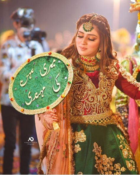 Barat Props Ideas, Props For Mehndi Function, Mehndi Props Ideas For Bride, Mehndi Plates Ideas Pakistani, Mehndi Props Ideas, Mehndi Plates Decoration, Mehndi Props, Pakistani Mehndi Decor, Bride Umbrella