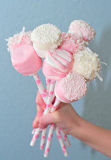 Valentine's Day Marshmallow Pops! Valentines Marshmallow Pops, Pastel Cupcakes, Pink Marshmallows, Vevey, Marshmallow Pops, White Candy, All Things Pink, Valentine Ideas, בר מצווה