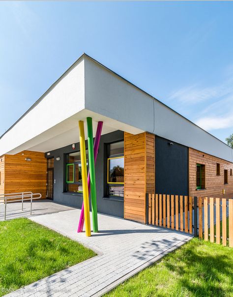 Kindergarten in Kępno (Poland).  Project by Marlena Springer and Marta Wachowiak.  Photo by Maciej Lulko. Kindergarten Design Concept, Kindergarten Architecture, Kindergarten Interior, Preschool Designs, School Building Design, Daycare Design, Kindergarten Design, School Interior, School Building