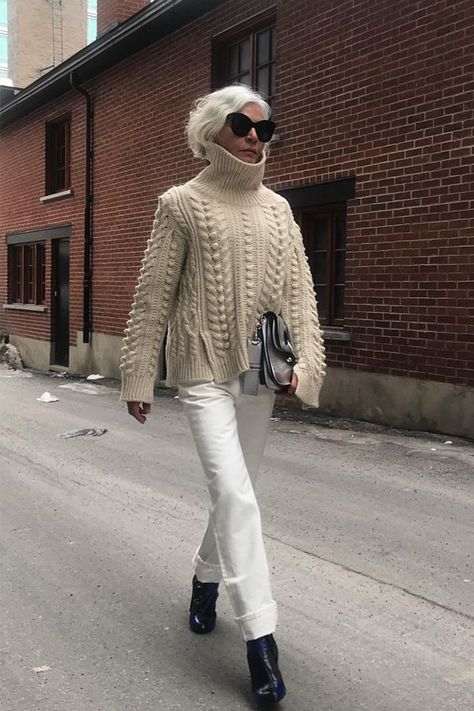 This is how to wear white skinny jeans even in the winter. With a neutral cable-knit sweater, the look is simple but sophisticated. Jeans And Jumper Outfit, Grece Ghanem Style, Jumper Outfits, Sweater And Jeans Outfit, Comfy Jeans Outfit, White Jeans Outfit, Ageless Style, Advanced Style, Outfit Jeans