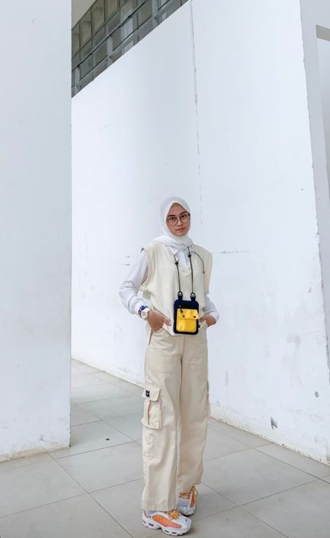 @lintangrainaa Ootd Cargo Pants Hijab, Ootd Vintage Hijab Casual, Cargo Pants Outfit Hijab, Ootd Cargo Pants, Cargo Pants Ootd, Women Cargo Pants Outfit, Outfit Ideas Cargo Pants, Cargo Pants Women Outfit, Celana Kargo