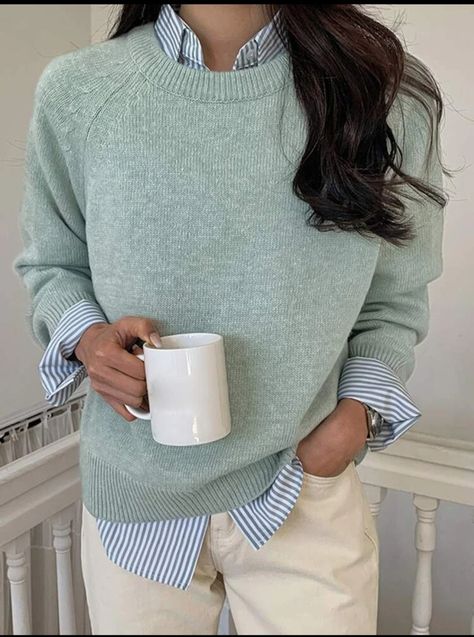 Sweaters With Collared Shirts, Collar Shirt With Sweater, Printed Tshirt Outfit, Collar Outfits, Job Clothes, Ralph Lauren Womens Clothing, Jeans Outfit Winter, Black Dresses Classy, Easy Trendy Outfits