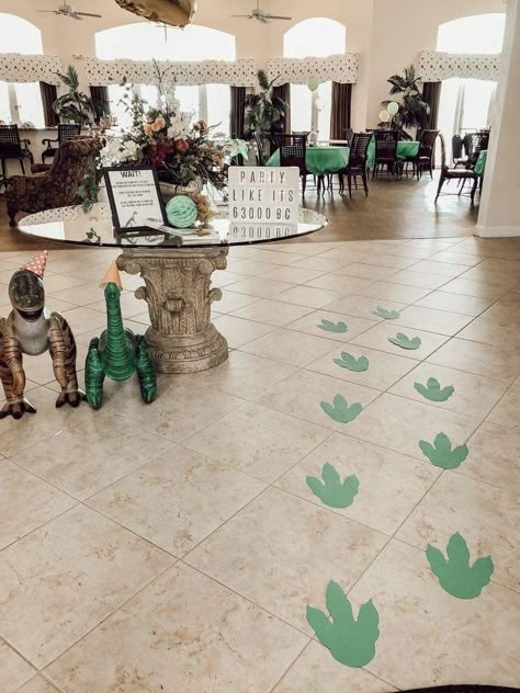 Fête Jurassic Park, Dinosaur Birthday Party Ideas, Park Birthday Party, 3rd Birthday Party For Boy, Jurassic Park Birthday Party, 4de Verjaardag, Birthday Party Boy, Dinosaur Birthday Theme, Jurassic Park Birthday