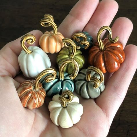 Fall Ceramics Projects, Pottery Pumpkins Ideas, Fall Ceramic Ideas, Mini Ceramic Ideas, Fun Pottery Ideas, Ceramic Gift Ideas, Ceramic Halloween, Halloween Clay, Pottery Classes