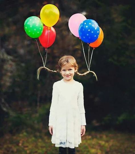 Crazy hair day pigtails with balloons. Wacky Hair Days, Crazy Hair Day, Wacky Hair, Scary Halloween Costumes, Crazy Eyes, Crazy Hair Day At School, Foto Tips, Crazy Hair Days, Kids Black