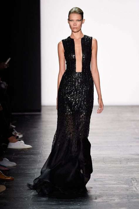 Carmen Marc Valvo S/S 16 NEW YORK FASHION WEEK Runway Fashion Looks, Carmen Marc Valvo, Glamorous Dresses, Ny Fashion, Column Dress, Red Carpet Dresses, Fancy Dresses, Fashion Week Spring, Types Of Fashion Styles