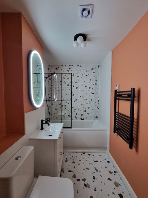 Orange Cloakroom Toilet, Terrazzo Bathroom Terracotta, Bathroom Orange Tile, Small Bathroom Terrazzo, Bathroom No Tiles, Orange And Black Bathroom, Terrazo Tile Bathroom Ideas, Orange Bathroom Ideas, Terrazzo Bathroom Tiles