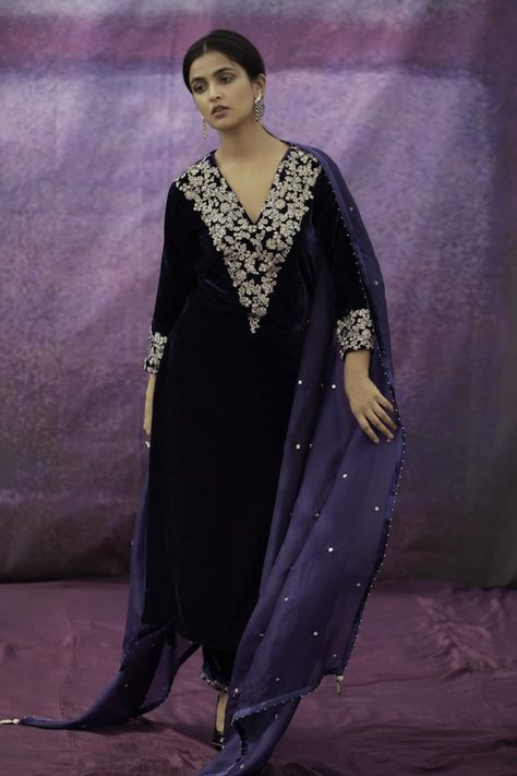 Buy Fuchsia Phiran Zari Tissue Embellished Zardozi V Heer And Pant Set For Women by Begum Online at Aza Fashions. Velvet Kurta Designs, Velvet Kurti Design, Blue Pakistani Dress, Velvet Pakistani Dress, Blue Velvet Suit, Velvet Kurti, Black Velvet Suit, Navy Blue Velvet Dress, V Neck Kurta