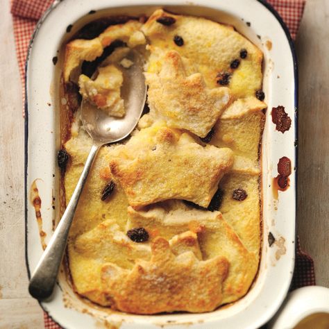 Don't throw away your leftover, stale bread, instead use it to create a delicious and low calorie bread and butter pudding. Bread And Butter Pudding Recipe, Bread Pudding Recipe Easy, Low Calorie Bread, Butter Pudding, Bread And Butter Pudding, Bread Pudding Recipe, Stale Bread, Low Cal Recipes, Low Calorie Desserts