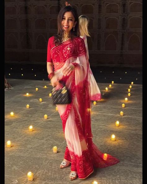 Barkha Singh on Instagram: "Wore a #Phaganiya (also written as #Faganiya ) saree for the first time this Holi!! 😀🤌🏻 It is traditionally red and white or pink and white (Colors of #Spring ) and is worn on Holi in Rajasthan.  Anyway, about the #saree , ngl it was a task finding it in Mumbai, but my gurrrrl @chhavibardia (@desiisalsa ) not only bought one for me from #Jaipur , but also took it to her studio and worked her magic on it with some gorgeous handwork! 🤌🏻💯😍  Yeah the images are dark and blurred, but I found this saree very very elegant and interesting, so I had to show this to you lovelies! ❤️❤️ BUT WHAT WAS THIS RANDOM #PHOTOBOMB yaaaaa! 🤨 Sari photos kharab kar di! (See what I did there! 😏)  #Sari #traditional #phag #tieanddye #bandhani #bandhanisaree #staystylish" Bandhani Saree Look, Jaipur Sarees, Pink Bandhani Saree, Red Bandhani Saree, Kpop Cosplay, Barkha Singh, Sari Traditional, Diwali Outfit, Red And White Outfits