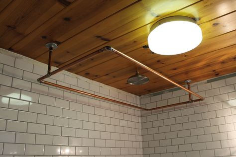 Don't spend thousands on a unique shower rod, this is a beautiful alternative Clawfoot Tub Shower Curtain, Clawfoot Tub Shower, Diy Shower Curtain, Diy Copper, Plastic Shower Curtain, Shower Curtain Rod, Plans Architecture, Unique Shower, Copper Diy