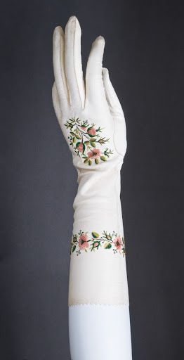 (A/B) Pair of white kid leather gloves with floral embroidery and metal embellishment; gloves of white kid leather with pinked opening edge; pink and green... Regency Era Fashion, 1800s Fashion, Kid Gloves, Regency Fashion, Vintage Gloves, 19th Century Fashion, History Fashion, Period Costumes, Antique Clothing