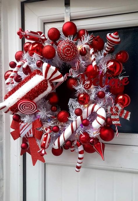 Candy Cane Reef, Christmas Door Reefs, Candy Cane Christmas Wreath, Christmas Ball Tree, Frosted Christmas Tree, Pretty Christmas Decorations, Christmas Tree Decorating Themes, Peppermint Christmas, Easy Christmas Wreaths