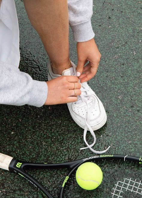 Ivana Santacruz, Mode Tennis, Tennis Court Photoshoot, Tennis Photoshoot, Autumn Layering, Tennis Pictures, Tennis Aesthetic, Rings Stacking, Tennis Life