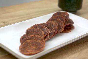 Pepperoni Chips Friendsgiving Food Ideas, Pepperoni Chips, Friendsgiving Food, Strawberry Salad, Chips Recipe, A Glass Of Wine, High Protein Low Carb, Low Carb Snacks, Glass Of Wine