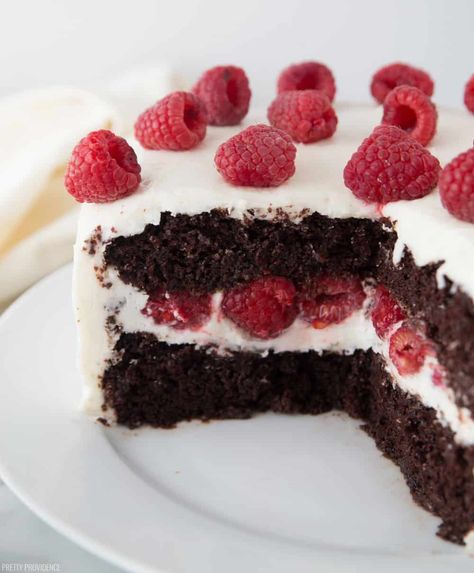 Chocolate Raspberry Cake With Cream Cheese Frosting, Easy Berry Cake Recipes, Chocolate Cake Cream Cheese Frosting, Chocolate Cake Vanilla Frosting, Beattys Chocolate Cake, Raspberry Chocolate Cake, Chocolate Cake With Cream Cheese, Berry Cake Recipe, Chocolate Fruit Cake