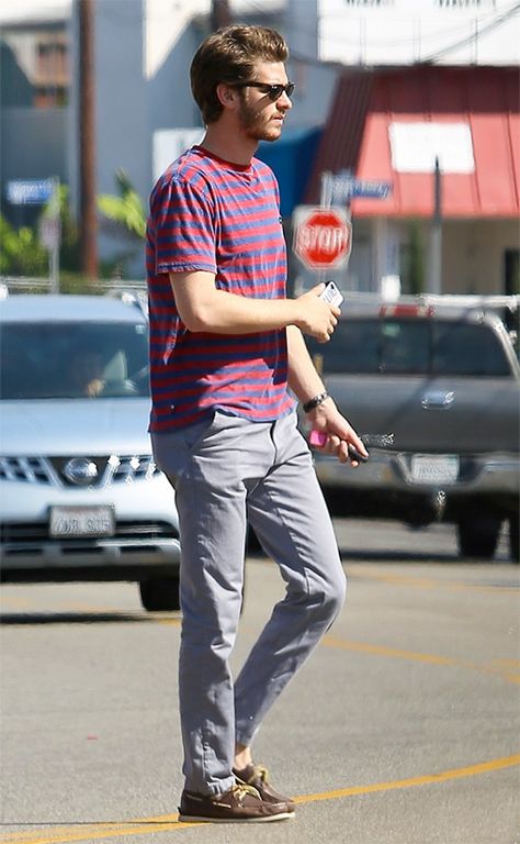 Andrew Garfield in a relaxed casual look for the summer. Sperry Boat Shoes Outfit Mens, Sperry Boat Shoes Outfit, Boat Shoes Outfit Mens, Boat Shoes Outfit, Sperrys Men, Famous Outfits, Fall Outfits Men, Mens Casual Dress Outfits, Andrew Garfield