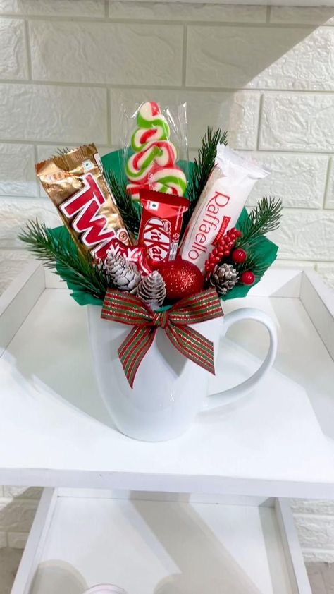 Chocolate Christmas Gifts Diy, Christmas Cup Ideas Diy Gifts, Filled Mug Gift Ideas, Christmas Mug Gifts Filled, Christmas Mug Gift Ideas Filled, Mini Christmas Gift Ideas, Xmas Gift Box Ideas, Diy Family Christmas Gifts, Simple Christmas Ideas