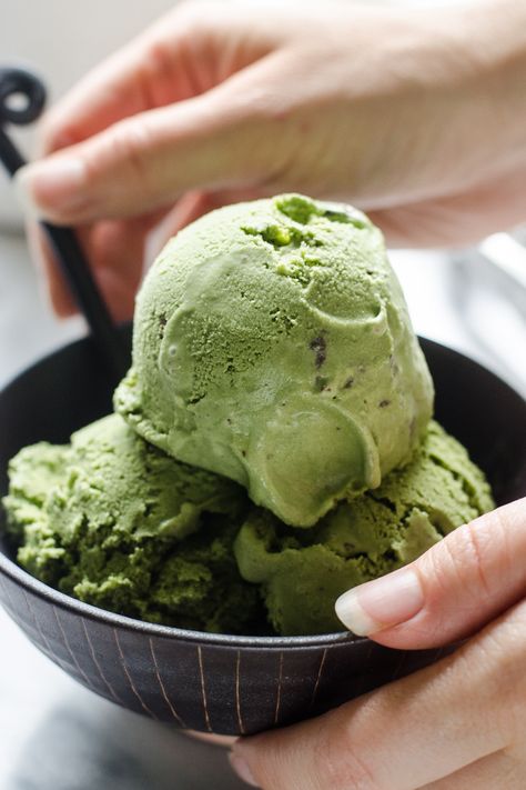 Matcha Chocolate Chunk Ice Cream Recipe from Buttered Side Up Blog #matcha #homemadeicecream #chocolate #matchadesserts Matcha Banana Ice Cream, Encha Matcha, Matcha Coconut Ice Cream, Matcha Ice Cream Vegan, Ice Cream Mint Choco, Matcha Dessert Japanese Sweets, Matcha Milk, Matcha Chocolate, Matcha Ice Cream