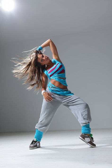 Hip Hop Dance Poses, Chica Hip Hop, Hip Hop Photoshoot, Winter Cardigans, Dancing Poses, Swag Christmas, Dance Pose, Dance Picture Poses, Dance Photo Shoot